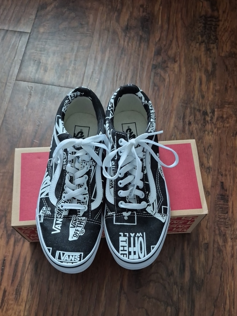 Vans Mens Black & White Graphic Old Skool Sneakers